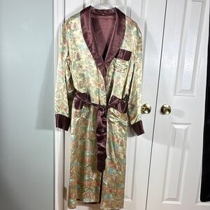 Elegant Satin Men's Robe with Rich Accents